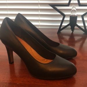 Clarks Artisan NAVY pumps 6.5 3” Worn twice!